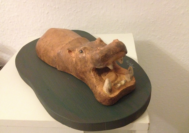 Flußpferd aus Lindenholz geschnitzt und anschließend mit Aquarellfarbe koloriert.